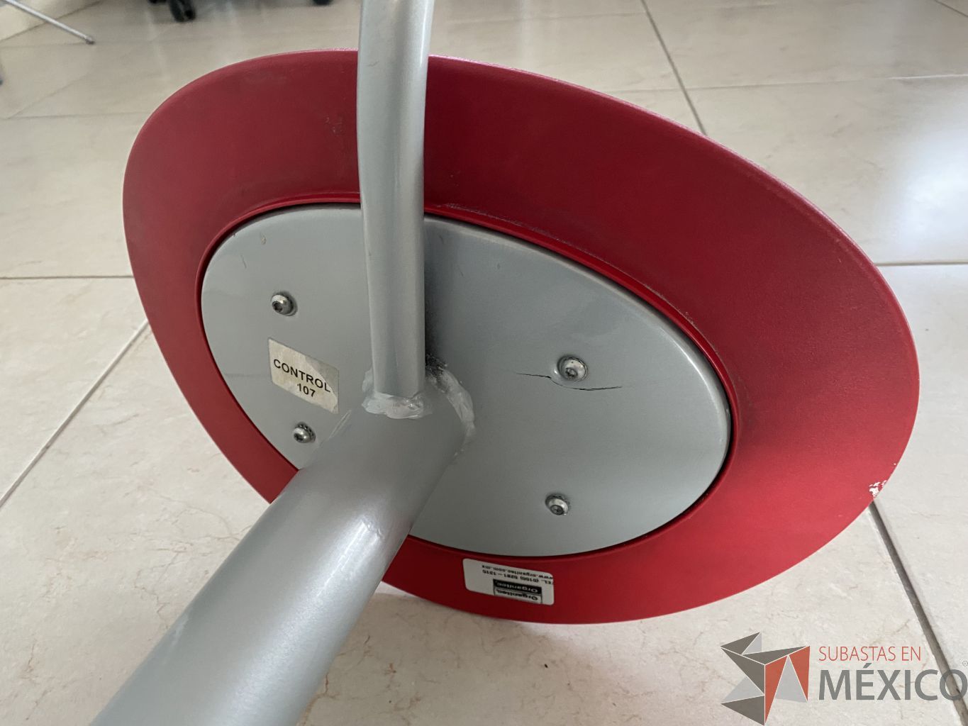 Lote 017 - Silla alta con descansa pies, asiento y resplado en platico color rojo - Imagen 2
