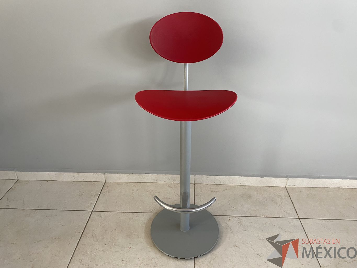 Lote 019 - Silla alta con descansa pies, asiento y resplado en platico color rojo