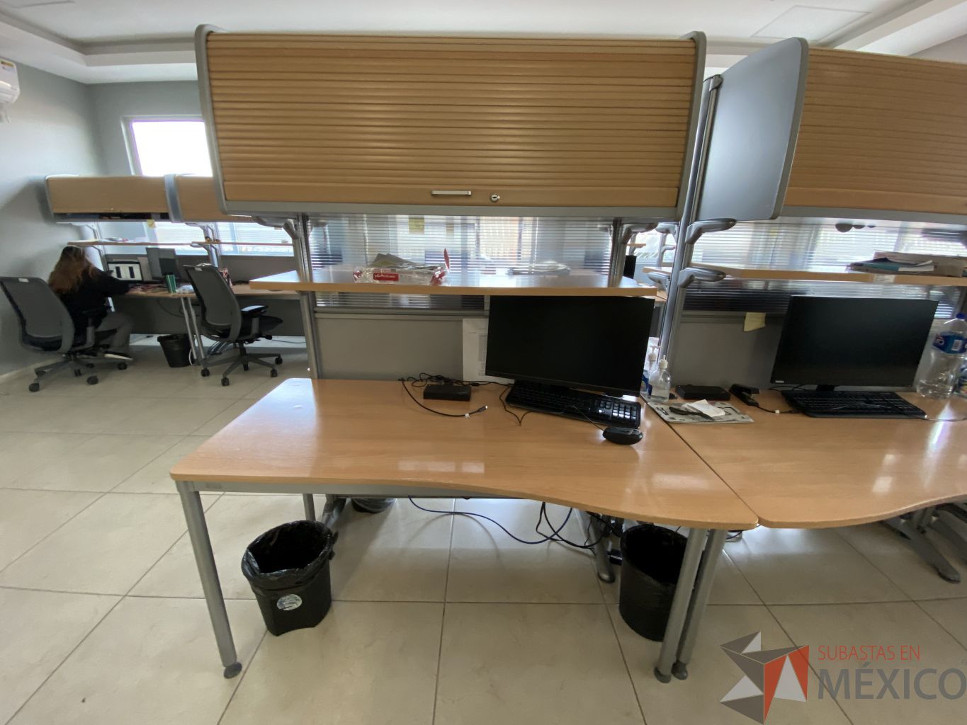 Lote 024 - Estación de trabajo para 2 personas con 2 gaveta de 1 puerta y entrepaño - Imagen 10