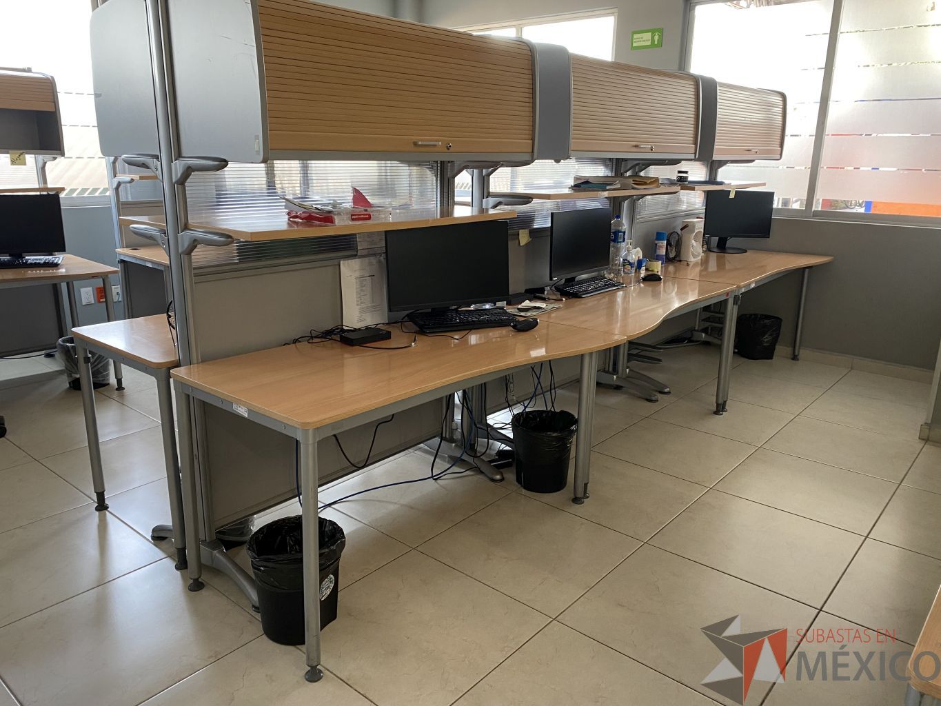 Lote 024 - Estación de trabajo para 2 personas con 2 gaveta de 1 puerta y entrepaño