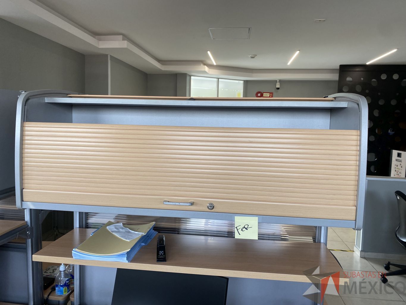 Lote 024 - Estación de trabajo para 2 personas con 2 gaveta de 1 puerta y entrepaño - Imagen 6