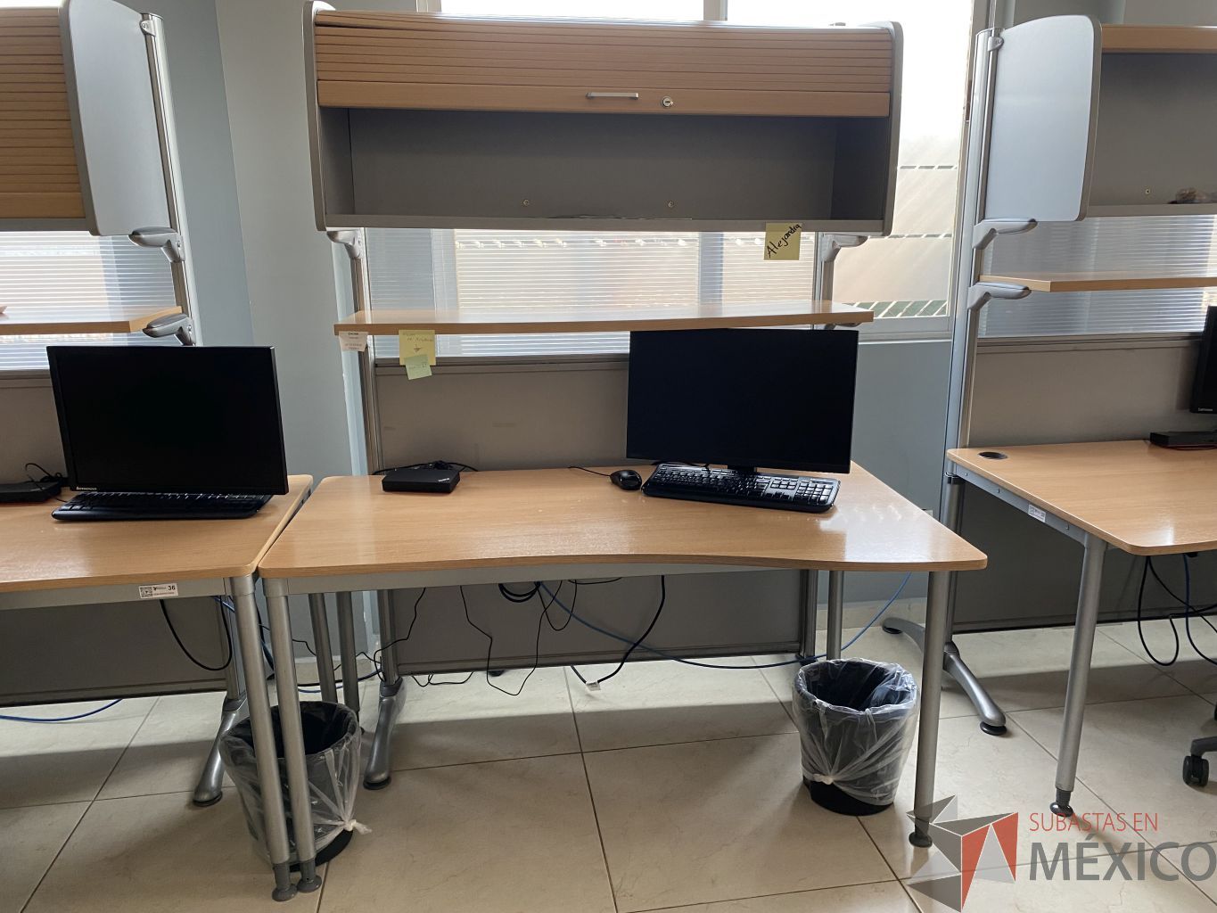 Lote 013 - Estación de trabajo para 1 personas con 1 gavetas de 1 puerta y entrepaño