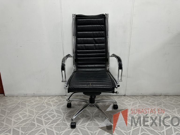 Lote 011 - 2 Sillas operativas con ruedas, descansabrazos, asiento y respaldo en vinipiel color negro