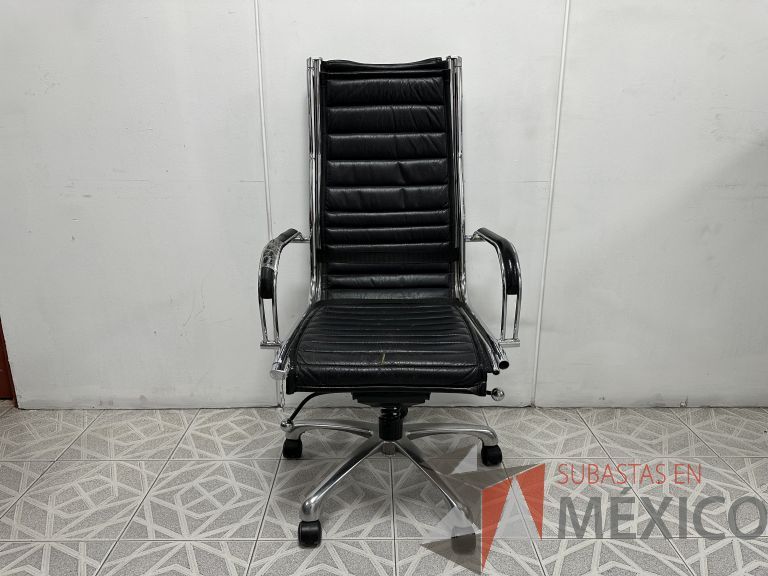 Lote 026 - 2 Sillas operativas con ruedas, descansabrazos, asiento y respaldo en vinipiel color negro