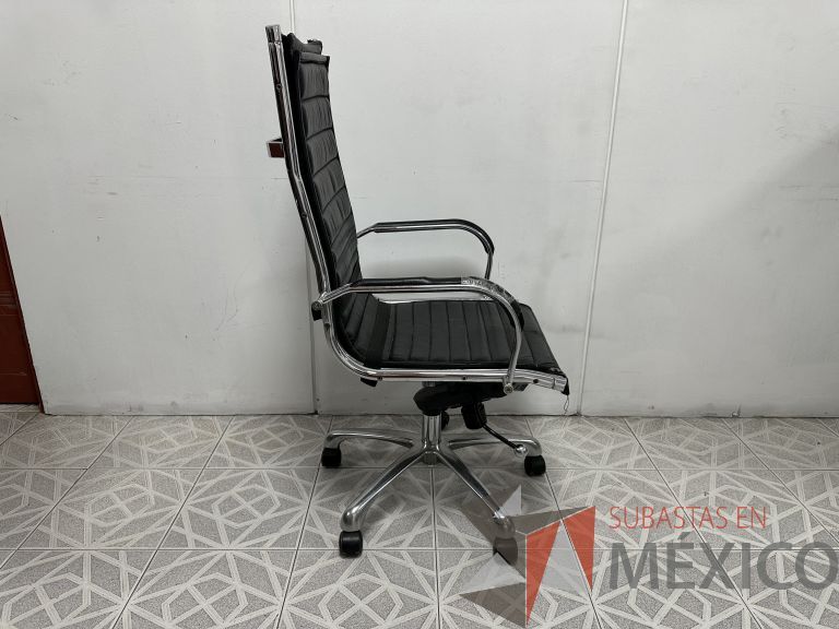 Lote 026 - 2 Sillas operativas con ruedas, descansabrazos, asiento y respaldo en vinipiel color negro - Imagen 6