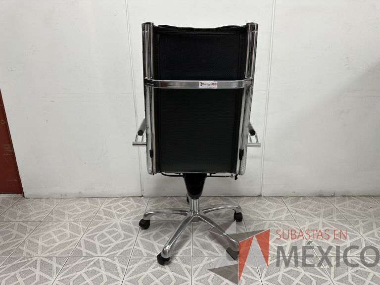 Lote 026 - 2 Sillas operativas con ruedas, descansabrazos, asiento y respaldo en vinipiel color negro - Imagen 5