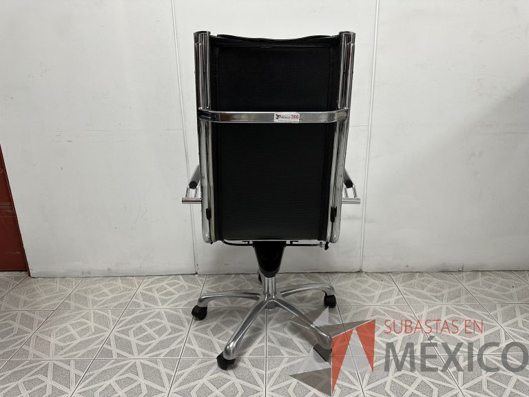 Lote 011 - 2 Sillas operativas con ruedas, descansabrazos, asiento y respaldo en vinipiel color negro - Imagen 6
