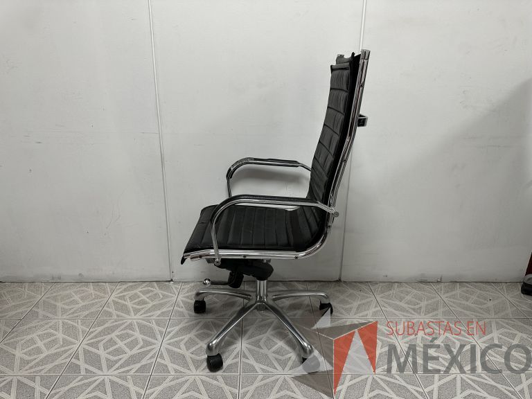 Lote 011 - 2 Sillas operativas con ruedas, descansabrazos, asiento y respaldo en vinipiel color negro - Imagen 5