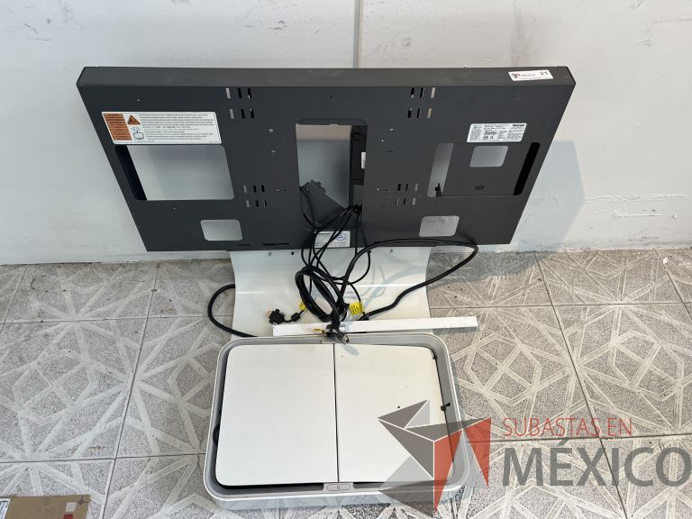 Lote 010 - Accesorio para mesa de trabajo con micrófonos y accesorio para conexiones