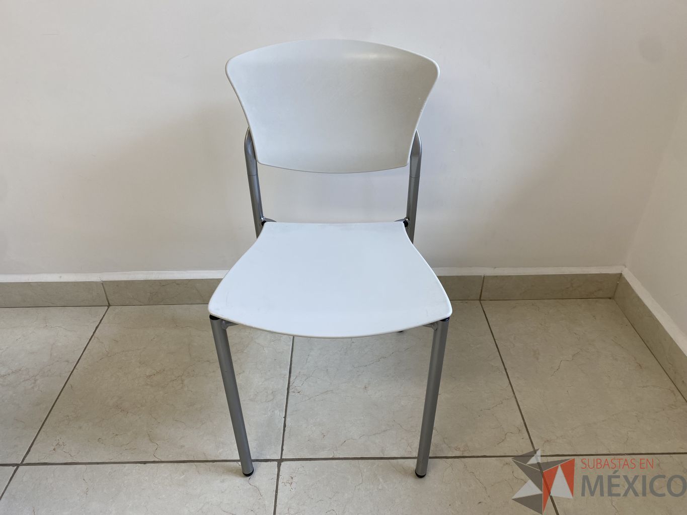 Lote 066 - 3 Sillas fijas, respaldo y asiento en plástico color blanco