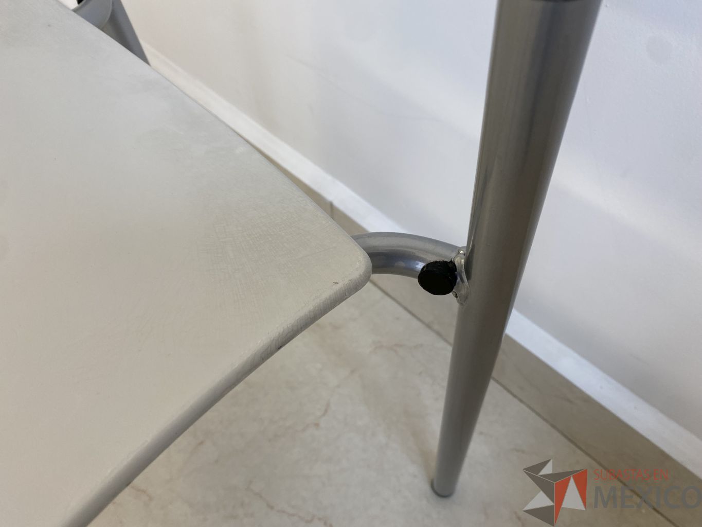 Lote 066 - 3 Sillas fijas, respaldo y asiento en plástico color blanco - Imagen 4