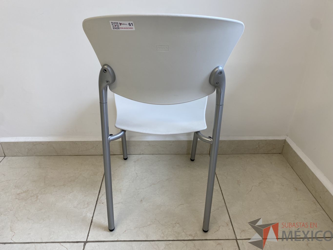 Lote 066 - 3 Sillas fijas, respaldo y asiento en plástico color blanco - Imagen 3