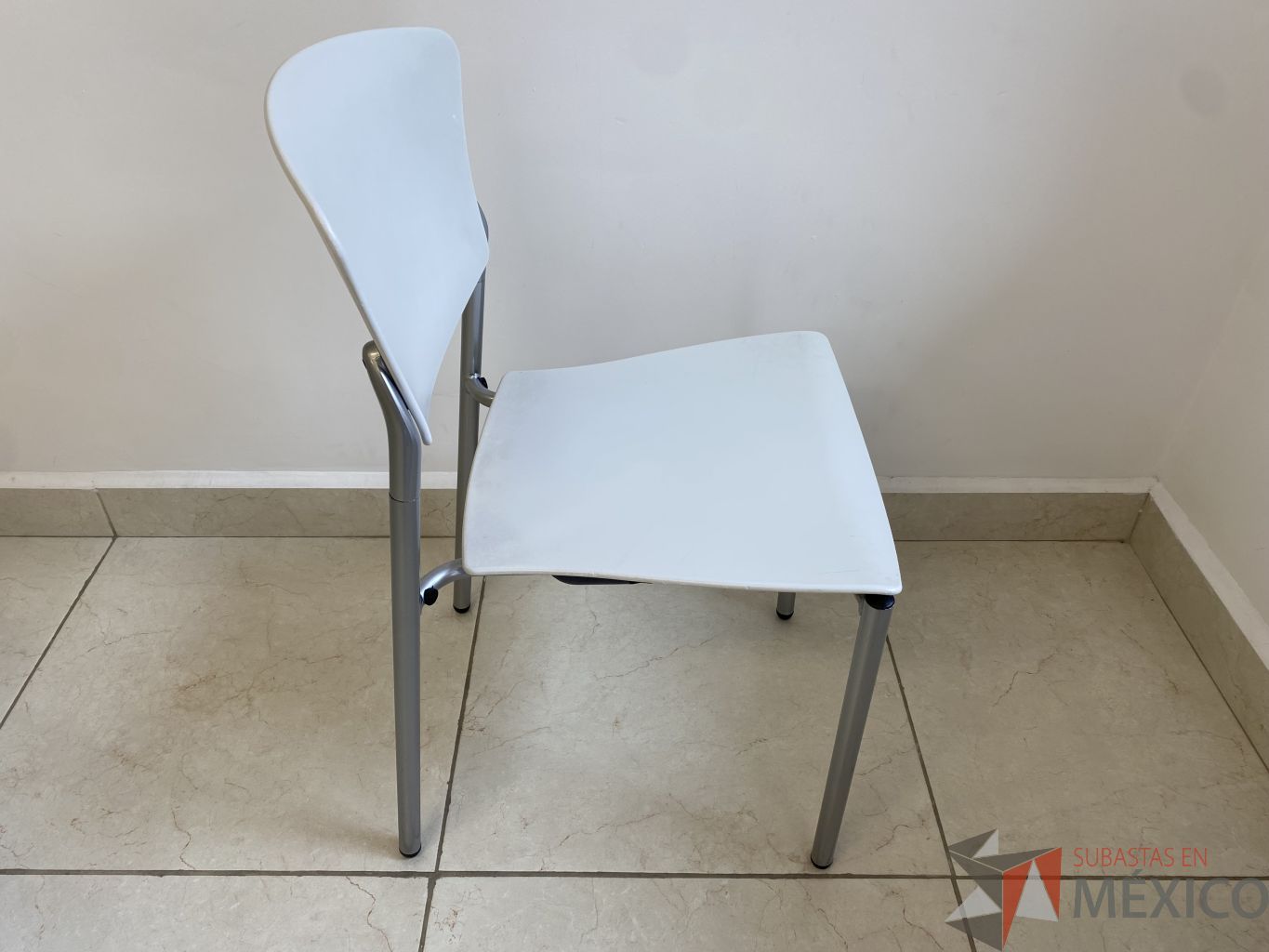 Lote 066 - 3 Sillas fijas, respaldo y asiento en plástico color blanco - Imagen 2