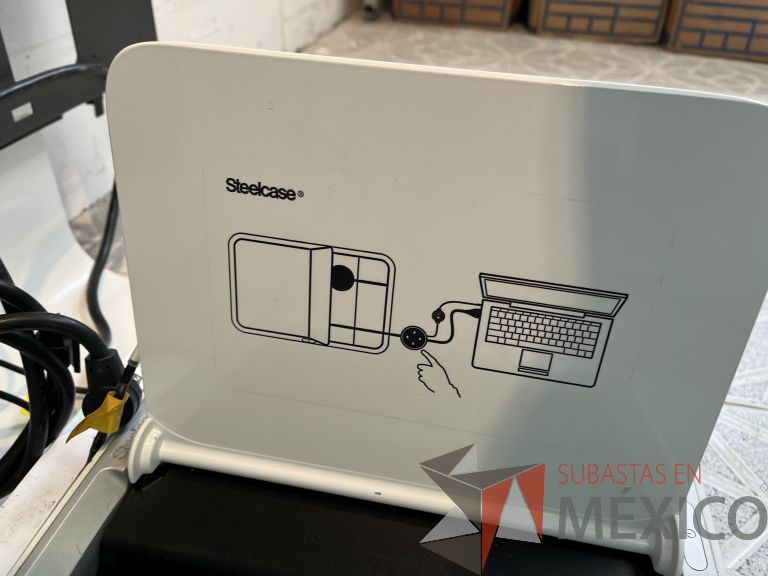 Lote 010 - Accesorio para mesa de trabajo con micrófonos y accesorio para conexiones - Imagen 4