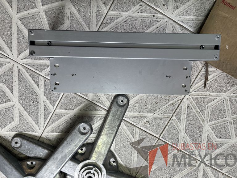 Lote 010 - Accesorio para mesa de trabajo con micrófonos y accesorio para conexiones - Imagen 2