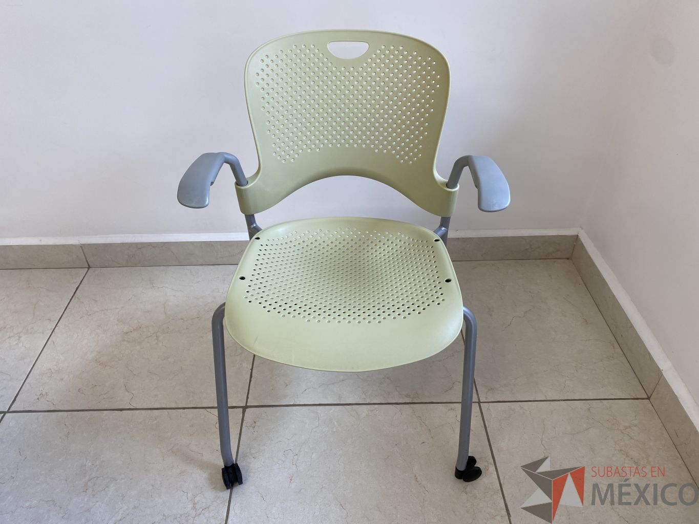 Lote 025 - Silla de visita con ruedas y descansabrazos fijos color verde
