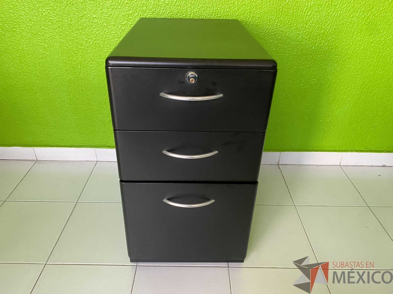 Lote 057 - Archivero vertical con jaladeras de 3 cajones metalico color negro