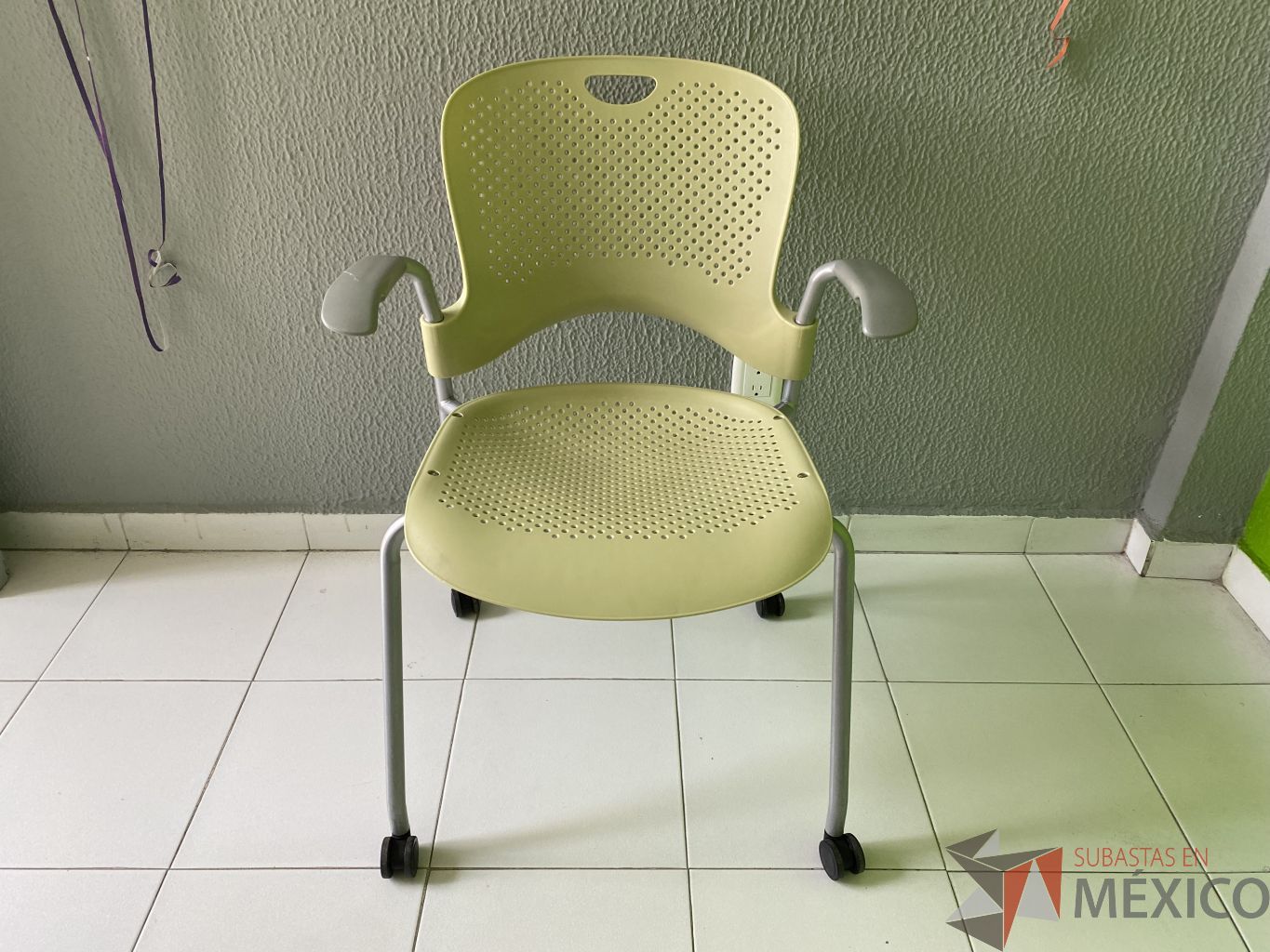 Lote 026 - Silla de visita con ruedas y descansabrazos fijos color verde