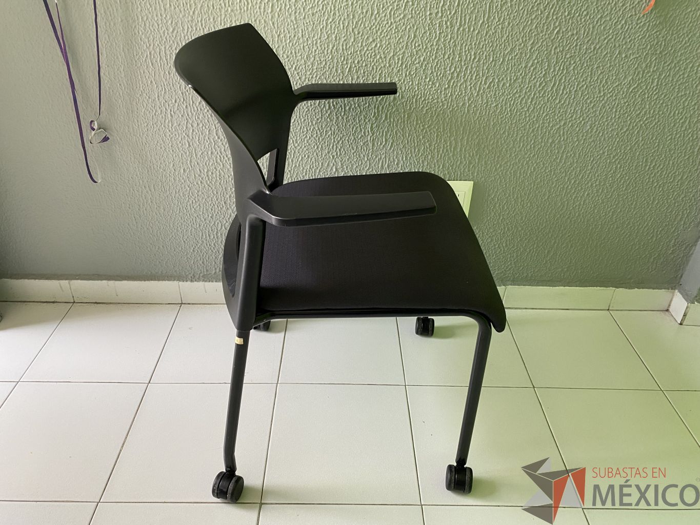 Lote 059 - Silla de visita con ruedas, asiento en tela, respaldo en plastico y descansabrazos fijos - Imagen 6