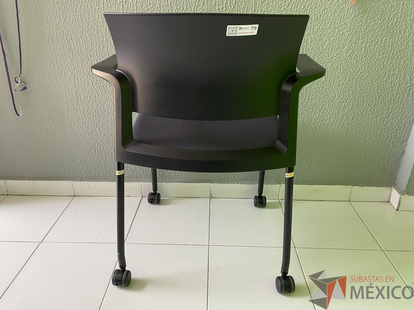 Lote 059 - Silla de visita con ruedas, asiento en tela, respaldo en plastico y descansabrazos fijos - Imagen 5