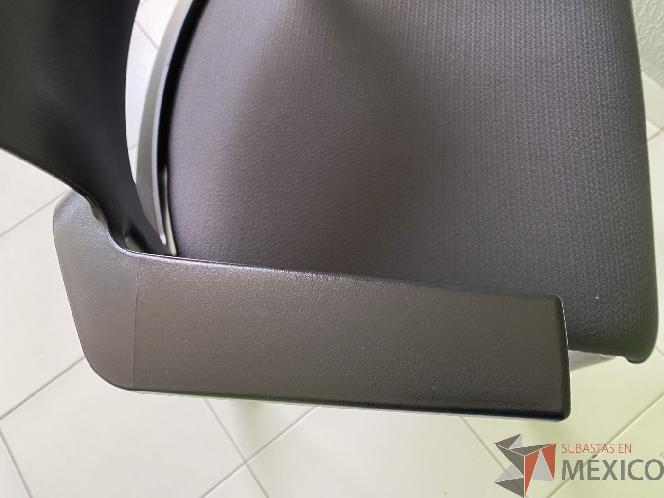 Lote 059 - Silla de visita con ruedas, asiento en tela, respaldo en plastico y descansabrazos fijos - Imagen 4