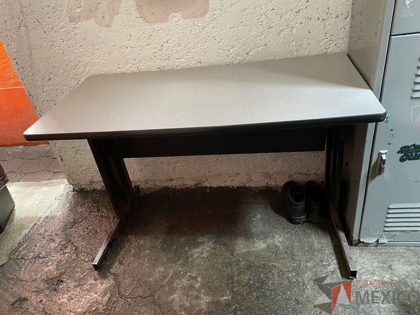 Lote 031 - Mesa de trabajo con base metálica y cubierta en color gris - Imagen 2