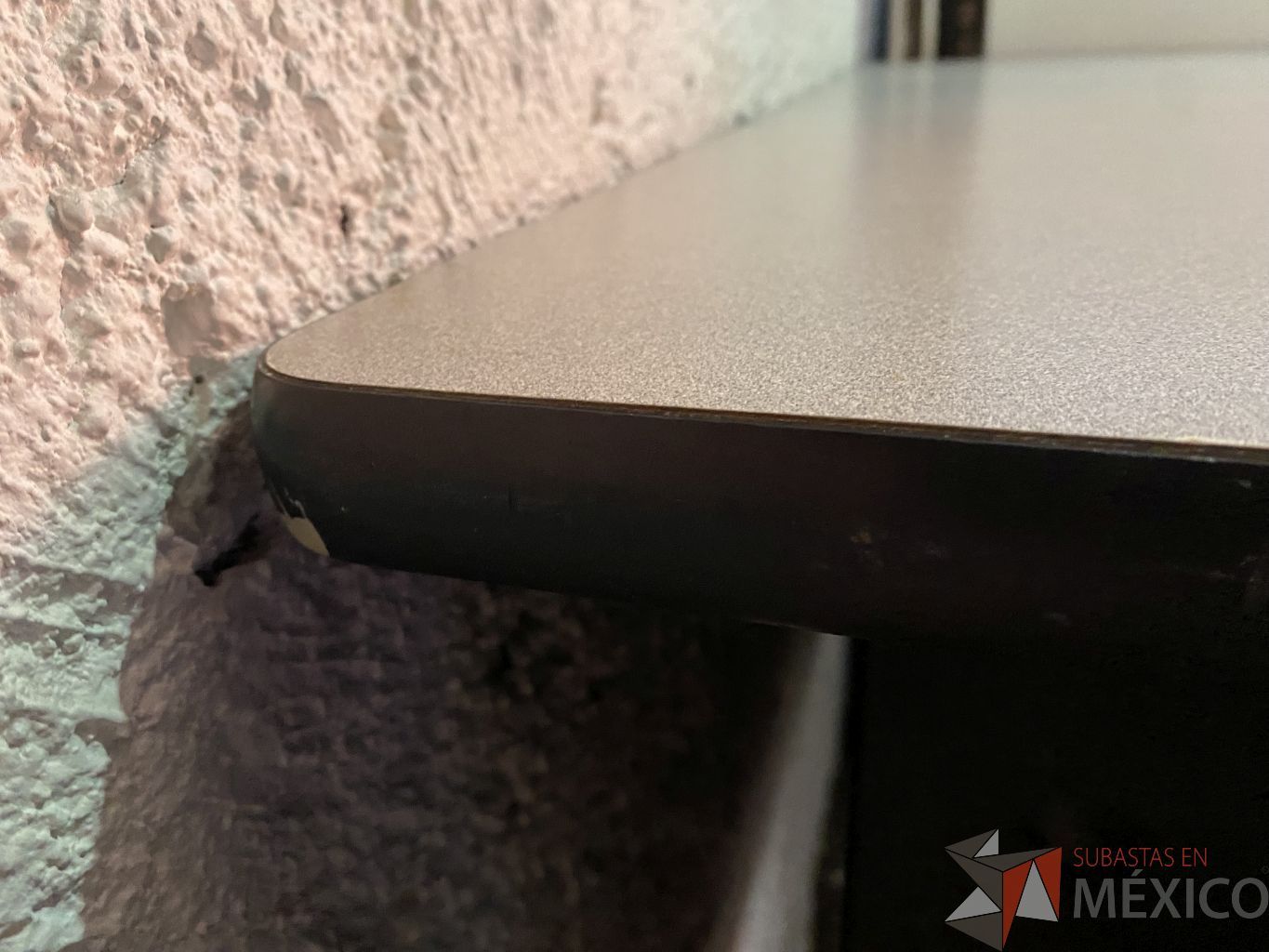 Lote 032 - Mesa de trabajo con base metálica y cubierta en color gris - Imagen 4
