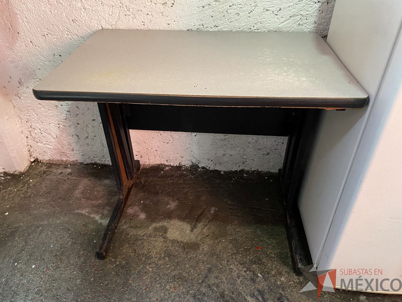 Lote 032 - Mesa de trabajo con base metálica y cubierta en color gris