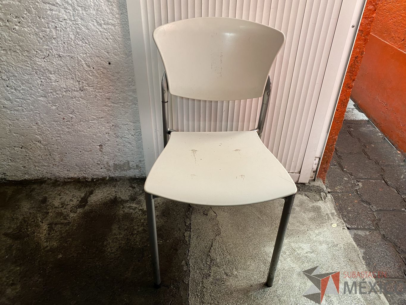 Lote 033 - Sillas fijas, respaldo y asiento en plástico color blanco