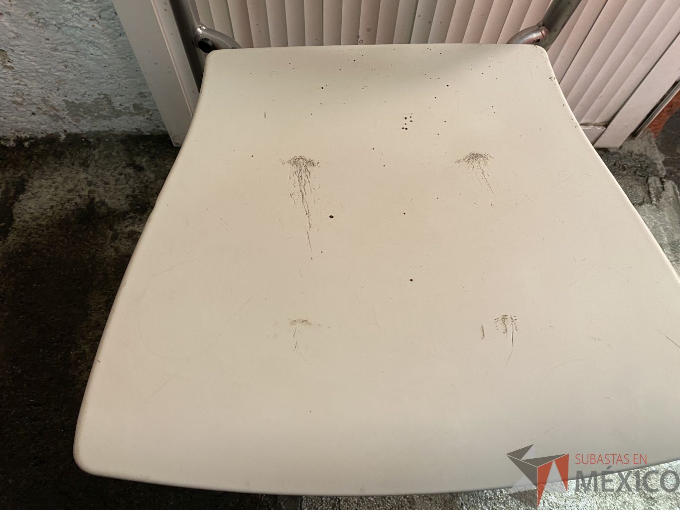 Lote 033 - Sillas fijas, respaldo y asiento en plástico color blanco - Imagen 4