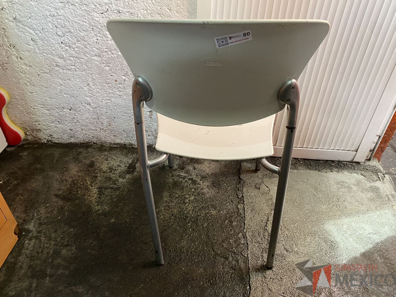 Lote 033 - Sillas fijas, respaldo y asiento en plástico color blanco - Imagen 3