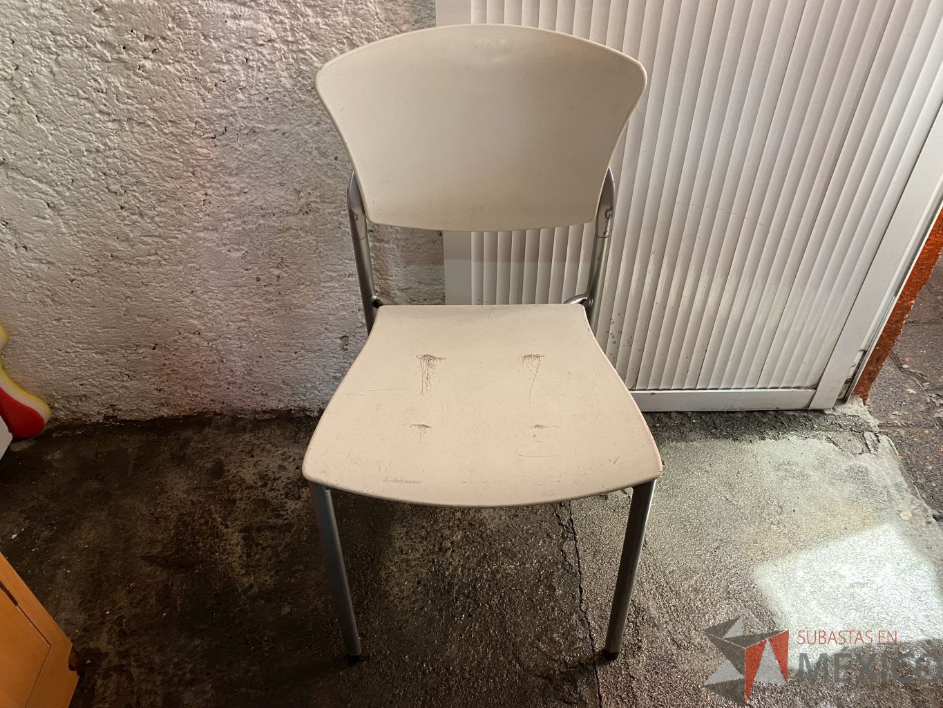 Lote 067 - Sillas fijas, respaldo y asiento en plastico color blanco - Imagen 4