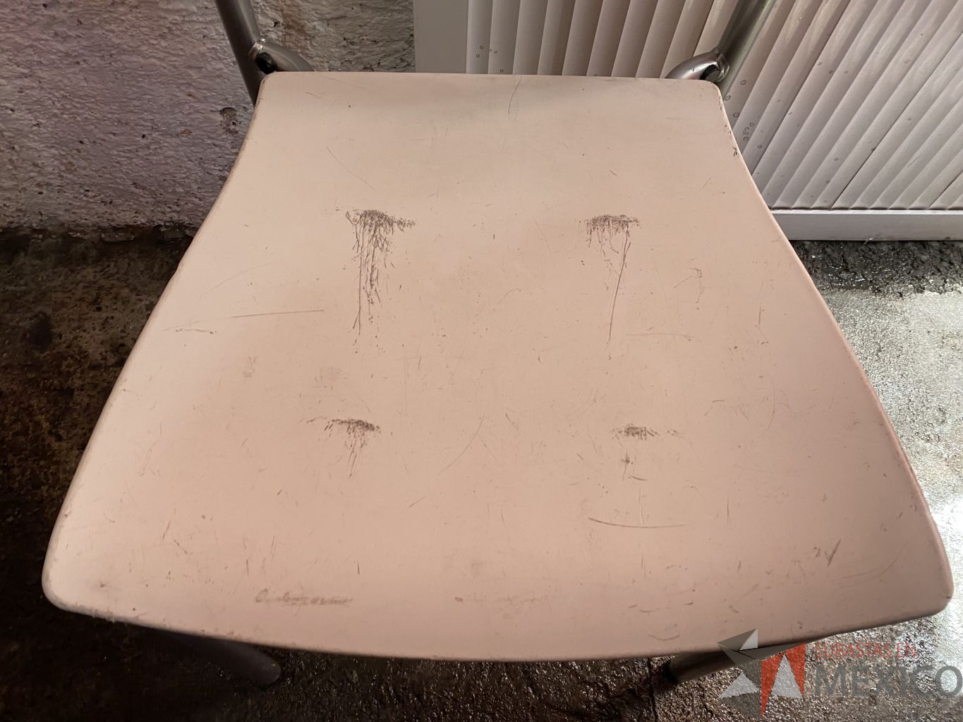 Lote 067 - Sillas fijas, respaldo y asiento en plastico color blanco - Imagen 3