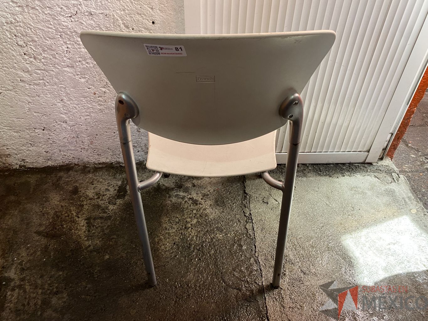Lote 067 - Sillas fijas, respaldo y asiento en plastico color blanco - Imagen 2