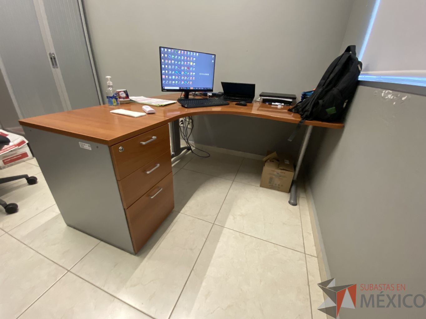 Lote 068 - Escritorio en escuadra de costado izquierdo y con Archivero de pedestal de 3 cajones