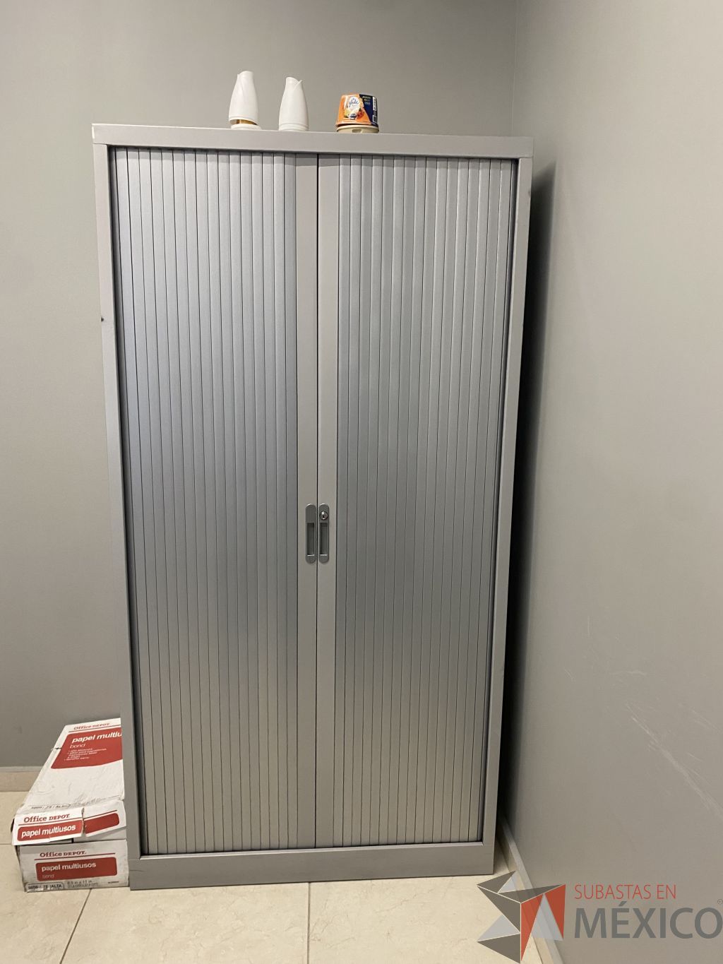 Lote 069 - Gabinete alto de 2 puertas corredizas color gris