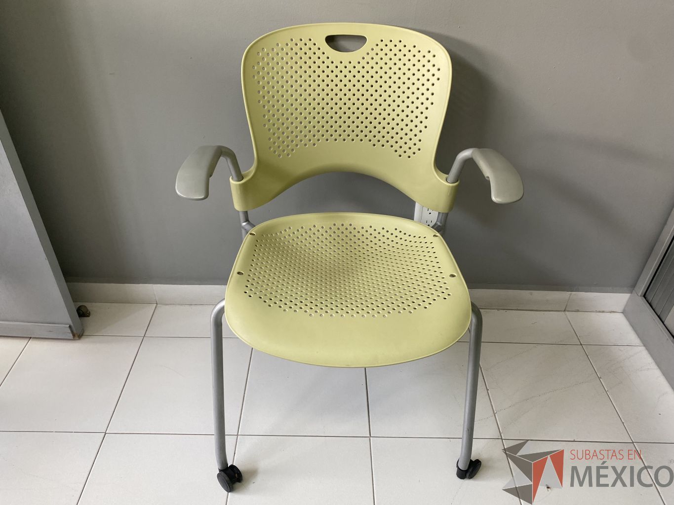 Lote 084 - Silla de visita con ruedas y descansa brazos fijos color verde