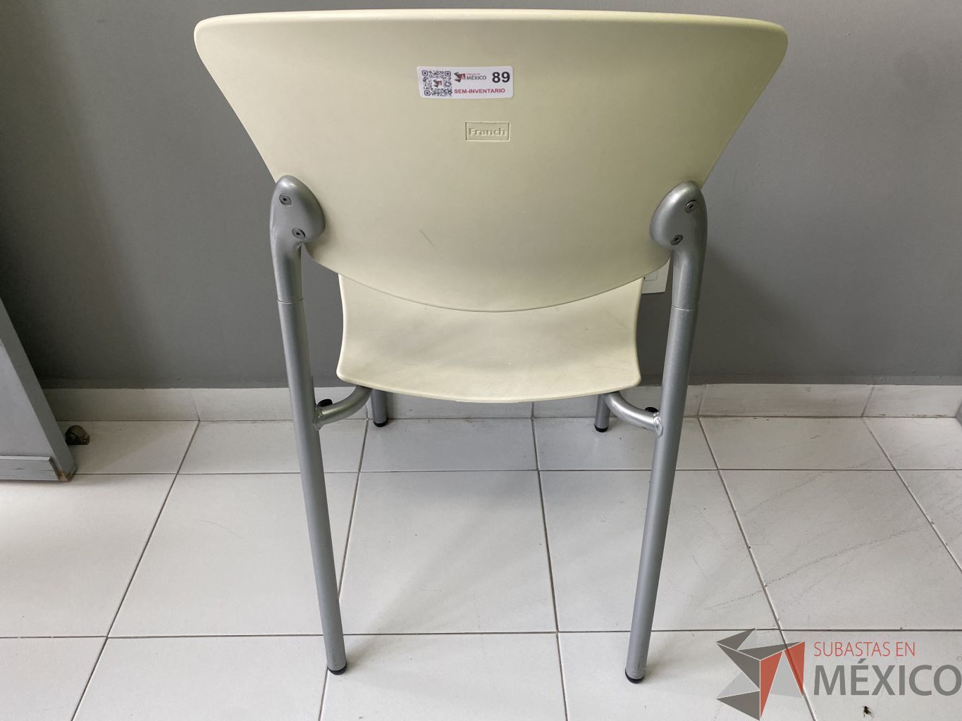 Lote 035 - Sillas fijas, respaldo y asiento en plástico color blanco - Imagen 3