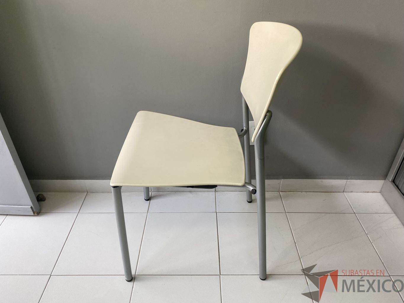 Lote 035 - Sillas fijas, respaldo y asiento en plástico color blanco - Imagen 2