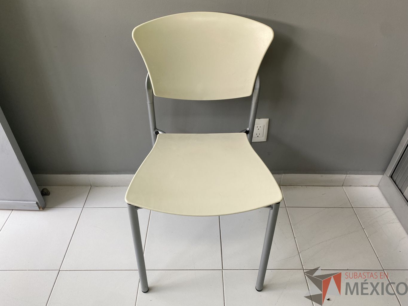 Lote 035 - Sillas fijas, respaldo y asiento en plástico color blanco