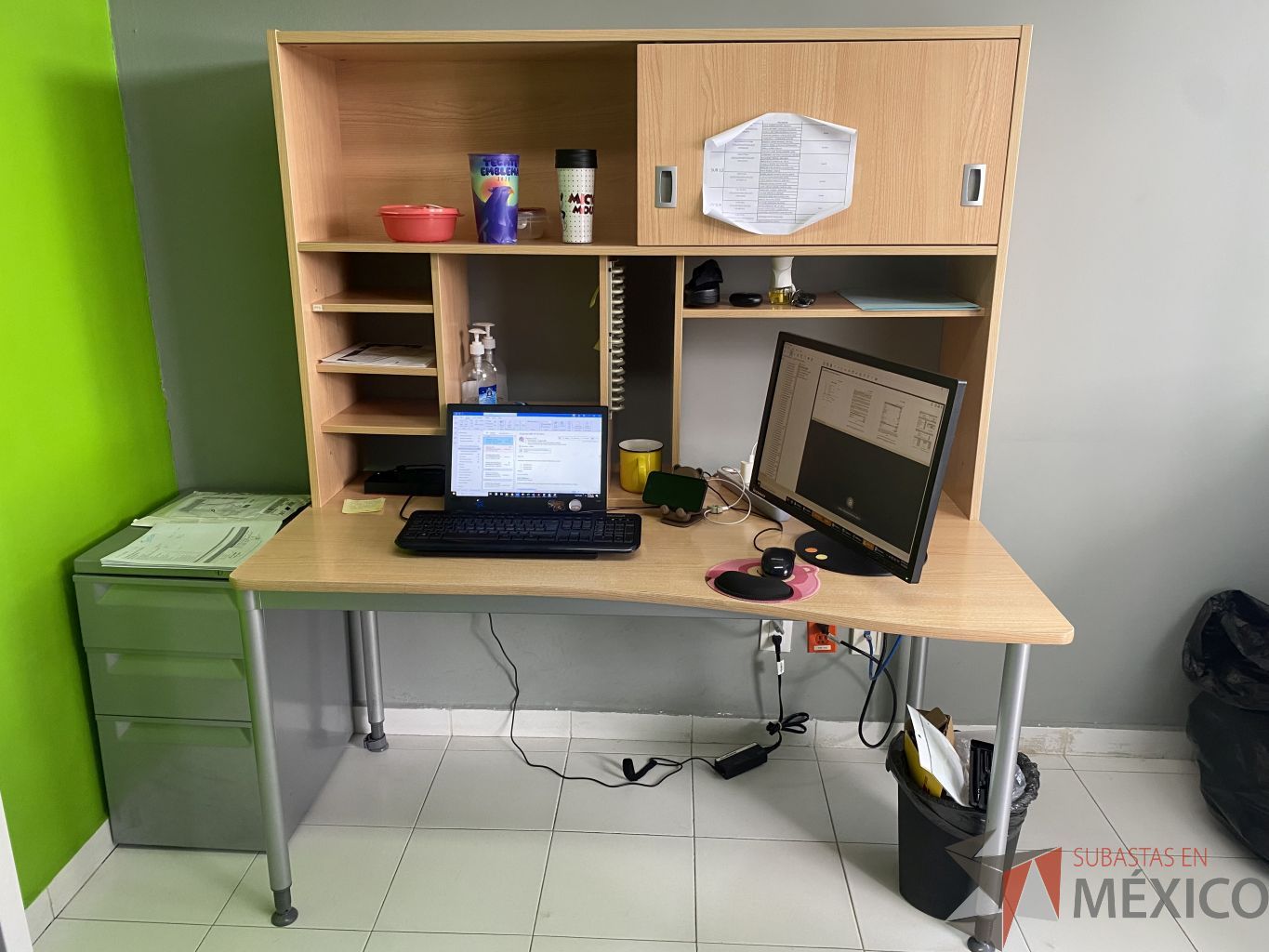 Lote 038 - Mesa de trabajo, con gabinete superior, con 1 puerta y 4 entrepaños