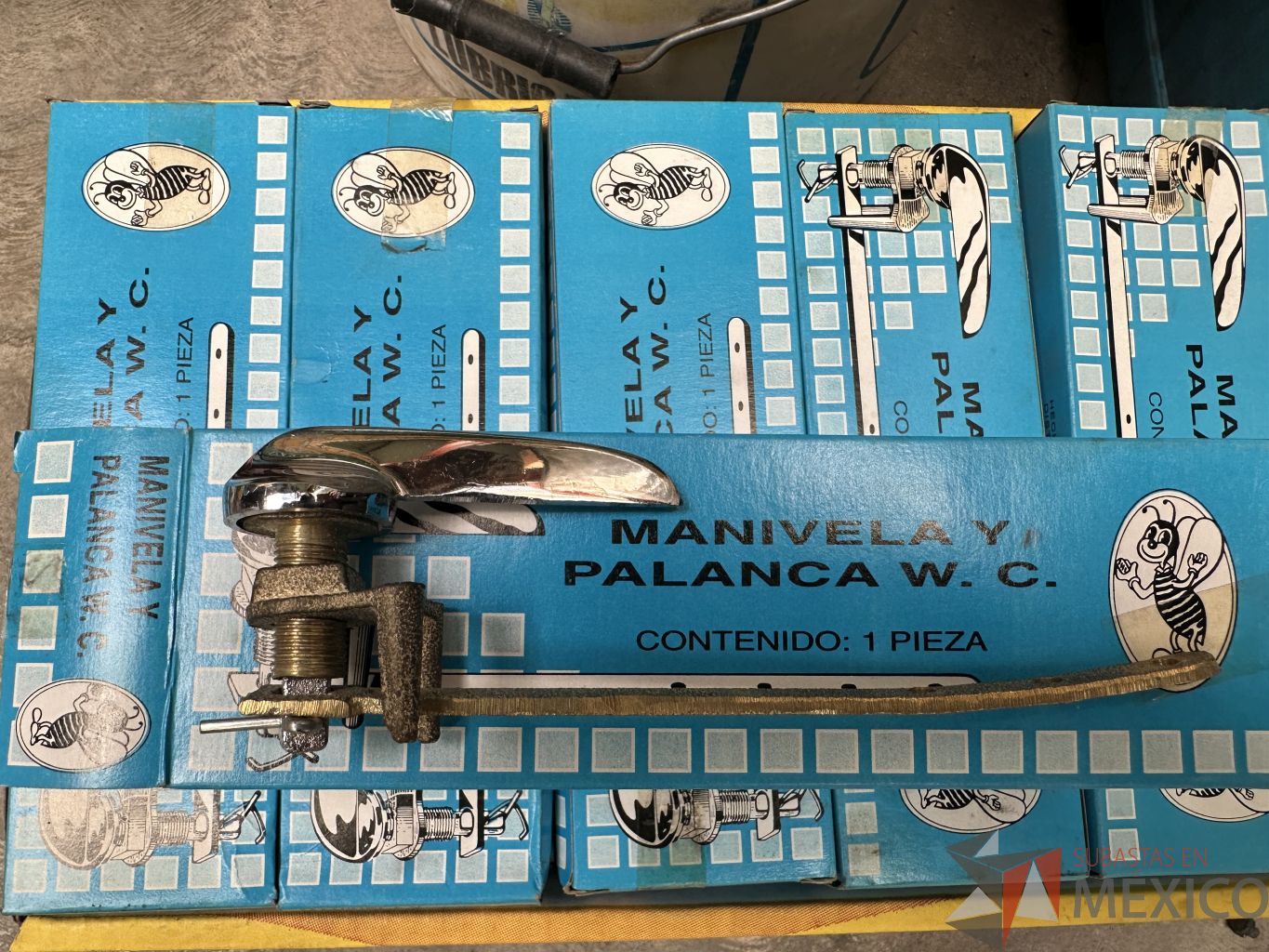 Lote 025 - Lote de 23 piezas de palanca o manija de latón frontal para WC
