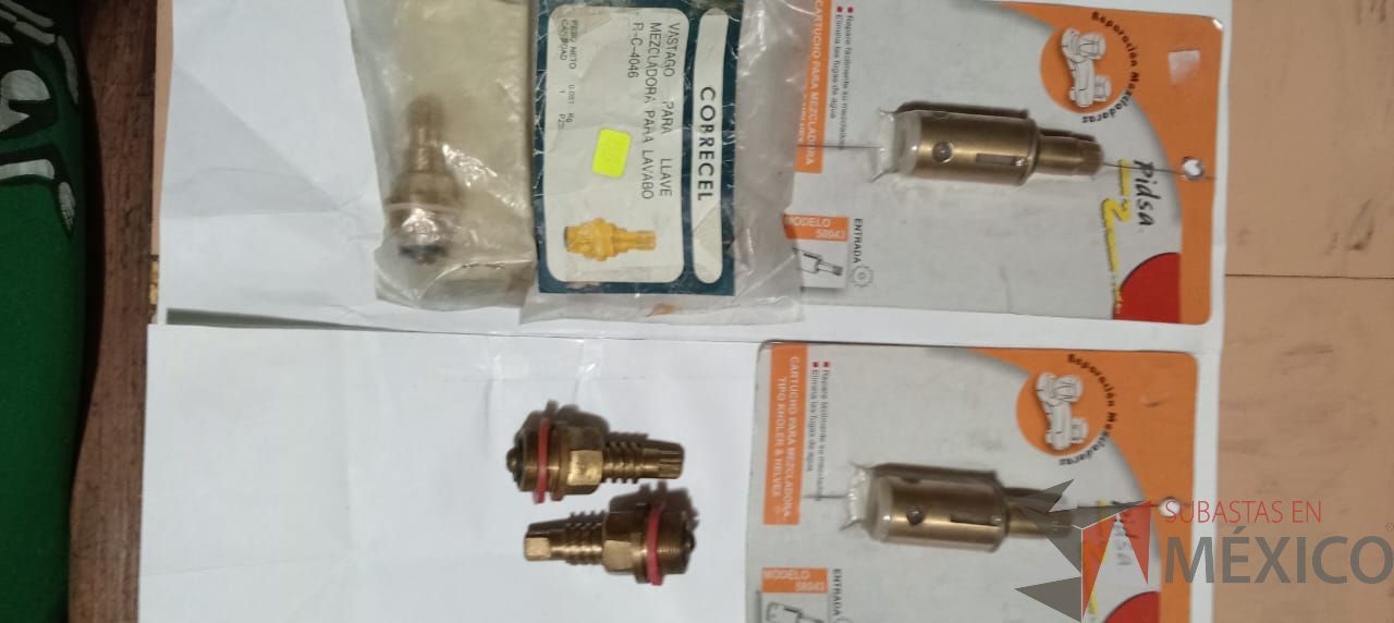 Lote 014 - Lote con 29 piezas de repuesto para regaderas y mezcladoras