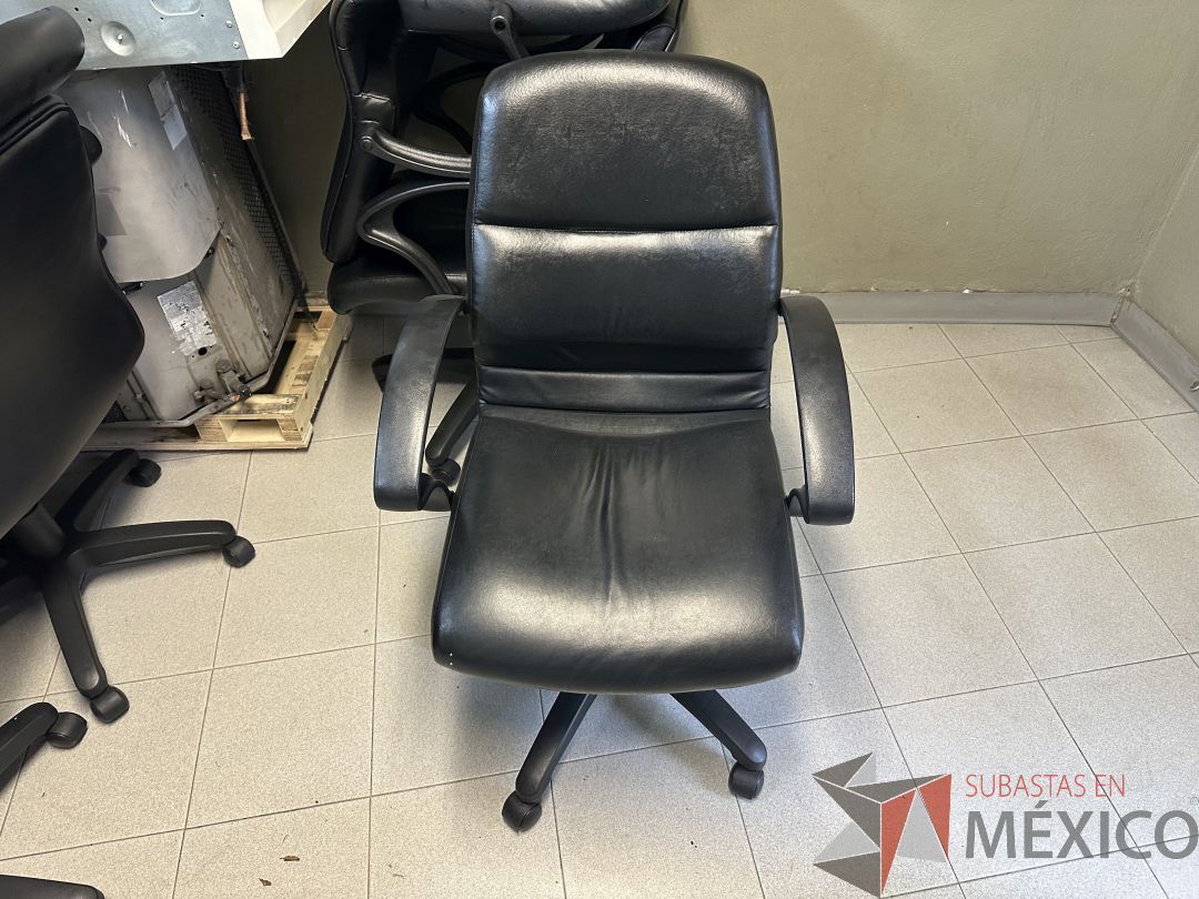 Lote 008 - 4 Sillas operativas con asiento y respaldo vinipiel