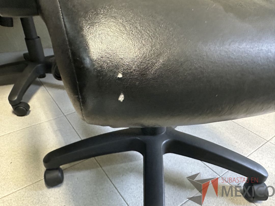 Lote 008 - 4 Sillas operativas con asiento y respaldo vinipiel - Imagen 4