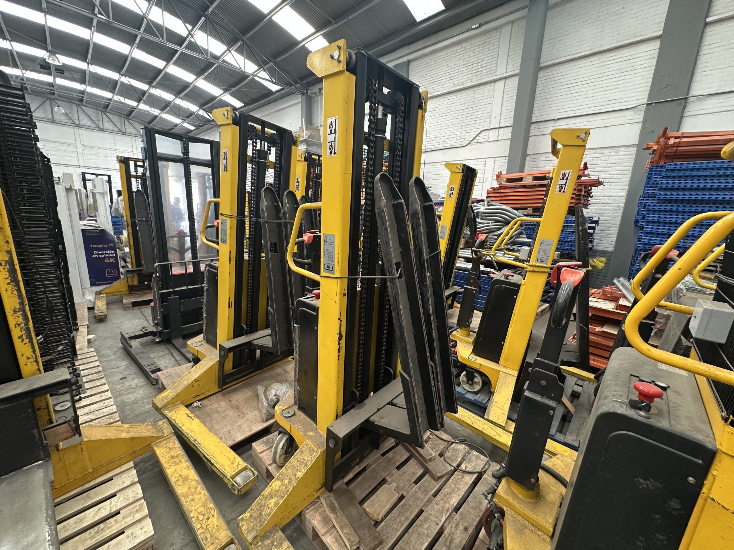 Lote 017 - Apilador eléctrico - Semi-Electric Stacker - CTD20/30 - Capacidad 2,000 kg - Imagen 5