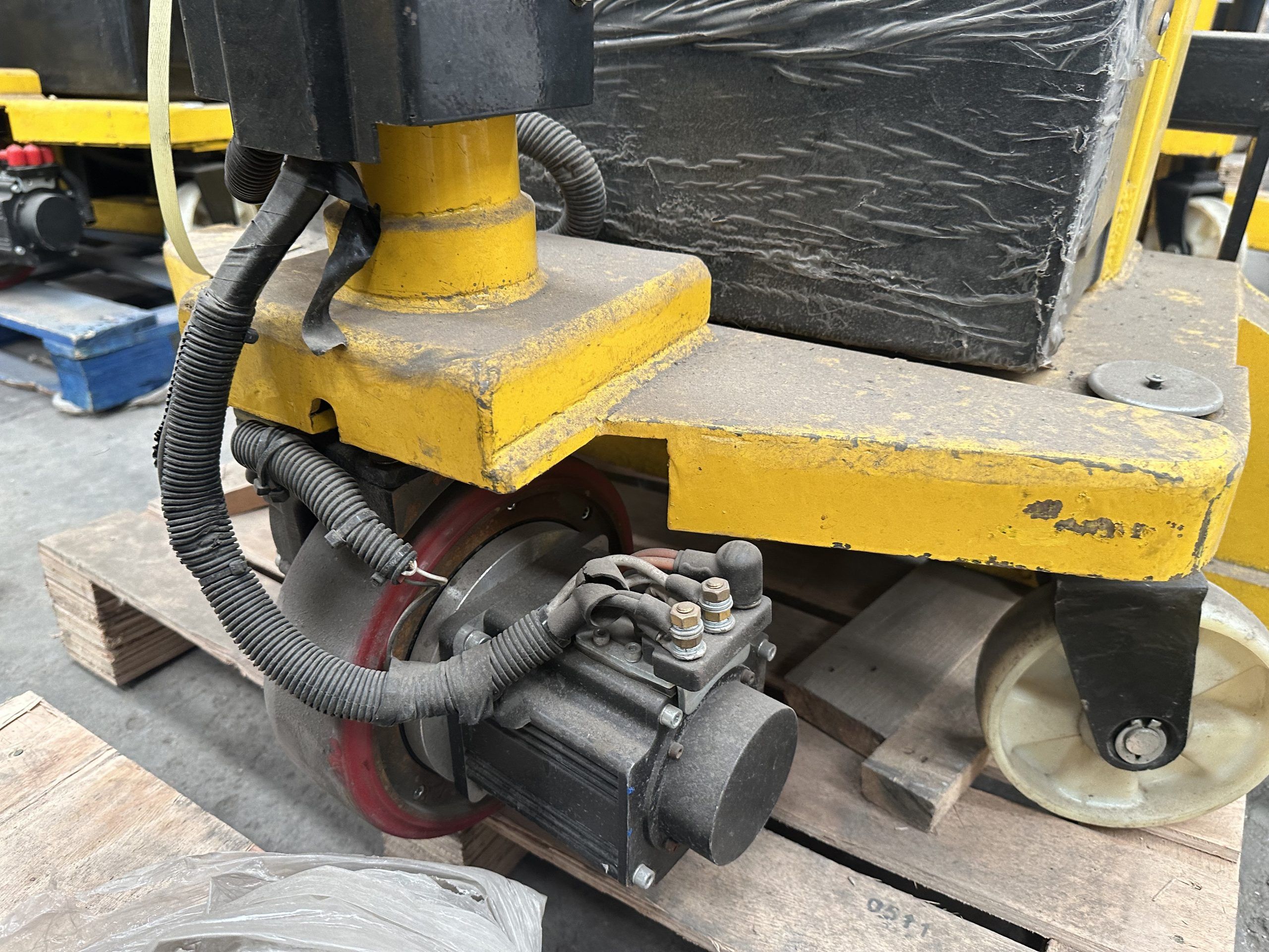 Lote 017 - Apilador eléctrico - Semi-Electric Stacker - CTD20/30 - Capacidad 2,000 kg - Imagen 8