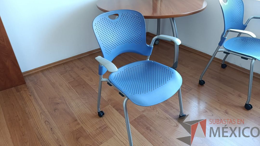 Lote 103 - Silla de visita con ruedas, descansabrazos, asiento y respaldo en plástico - Imagen 2