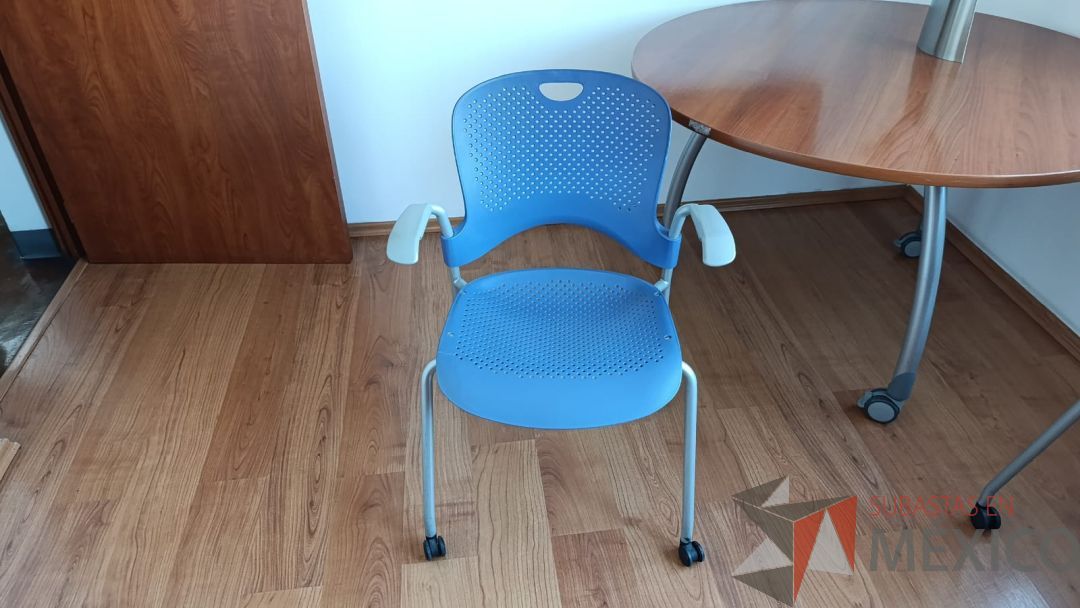 Lote 103 - Silla de visita con ruedas, descansabrazos, asiento y respaldo en plástico