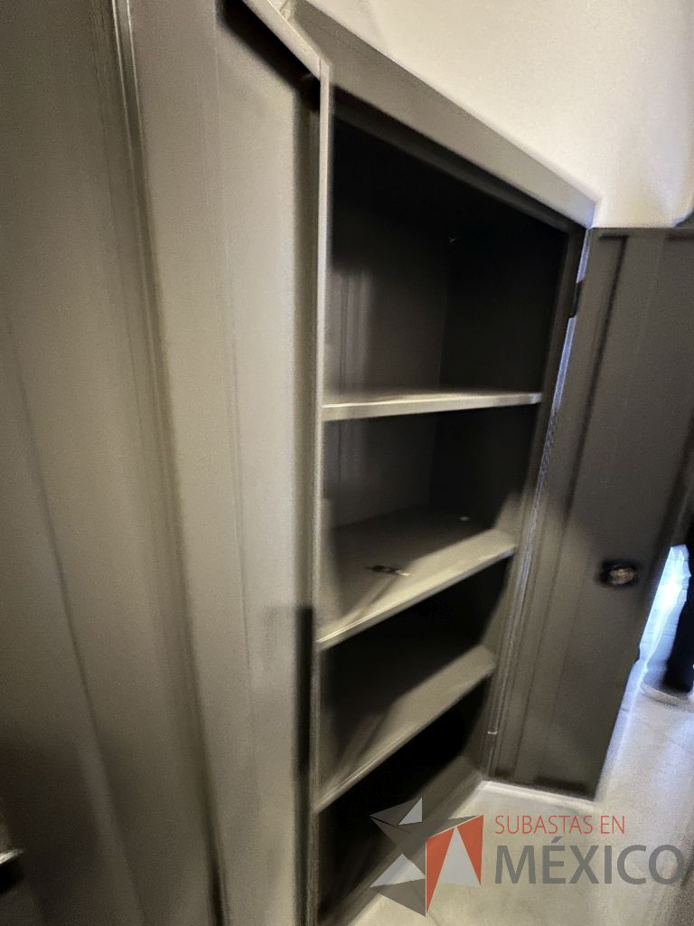Lote 069 - Gabinete de 2 puertas metálico con entrepaños